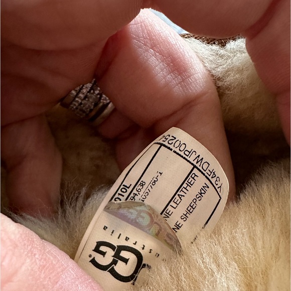 Ugg Classic Shearling Lined Boot in good used condition - Picture 12 of 13